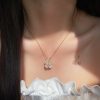 گردنبند مگنتی زنانه نگین‌دار با طراحی ترندی