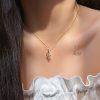 گردنبند طلایی زنانه با آویز نگین‌دار – مدل مینیمال و ظریف