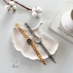 ساعت زنانه صفحه گرد طرح Gucci با بند فلزی استیل ساعت زنانه صفحه گرد طرح Gucci با بند فلزی استیل