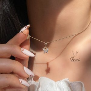 پلاک پروانه طلایی نگین‌دار